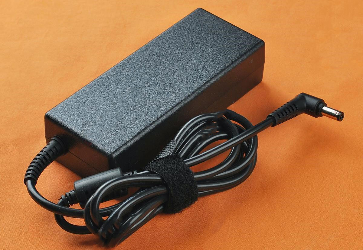 LAMTECH NOTEBOOK ADAPTER 90W TOSHIBA 19V4,74A 5,5x2,5mm
