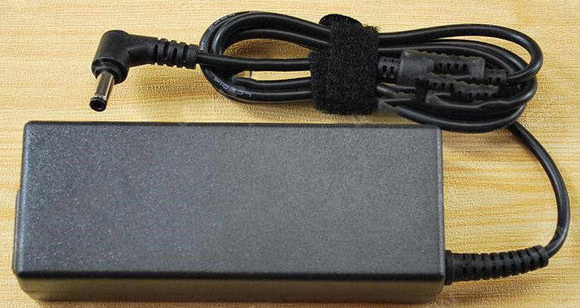 LAMTECH NOTEBOOK ADAPTER 90W TOSHIBA 19V4,74A 5,5x2,5mm