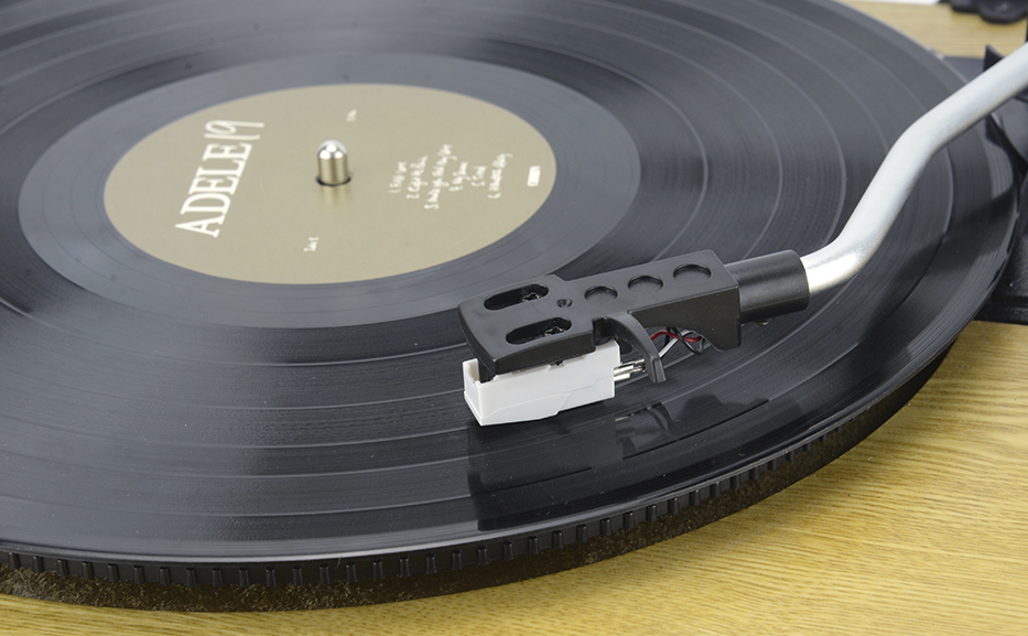 AIWA ALL IN ONE STEREO TURNTABLE WOOD