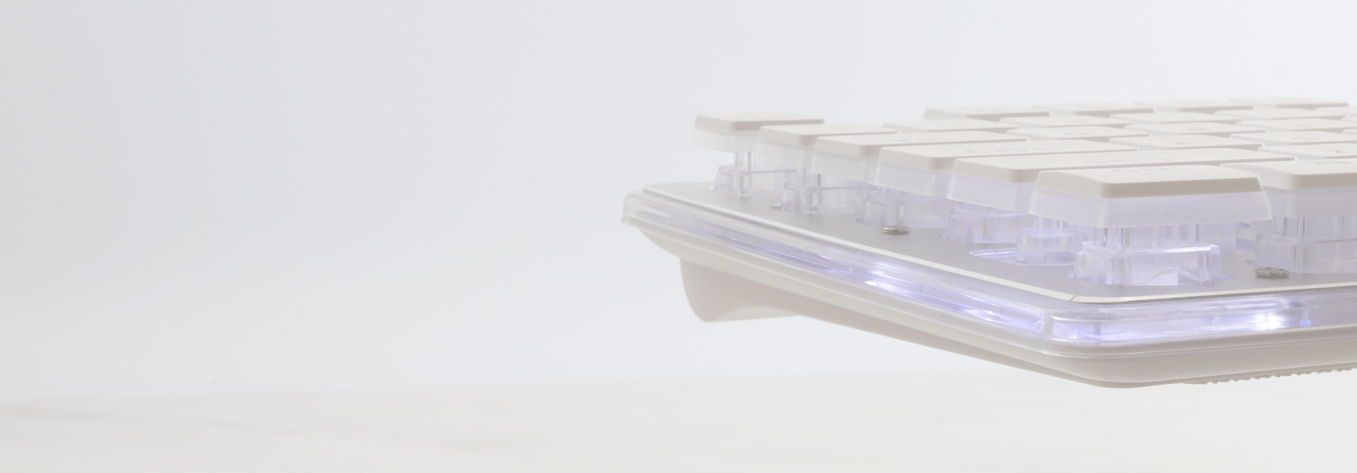 WHITE SHARK LED KEYBOARD GK-003241 TACHI US LAYOUT WHITE